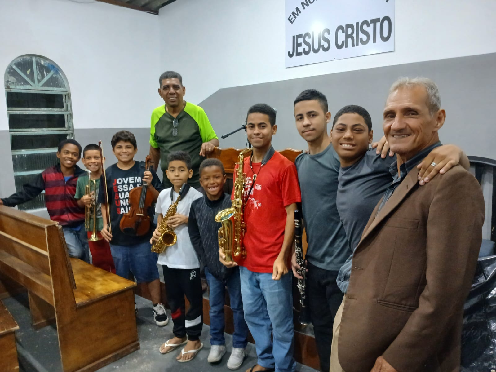 AULAS DE MUSICA GRATUITA NA COMUNIDADE CRISTÃ NO BRASIL EM PERUIBE CARAGUAVA